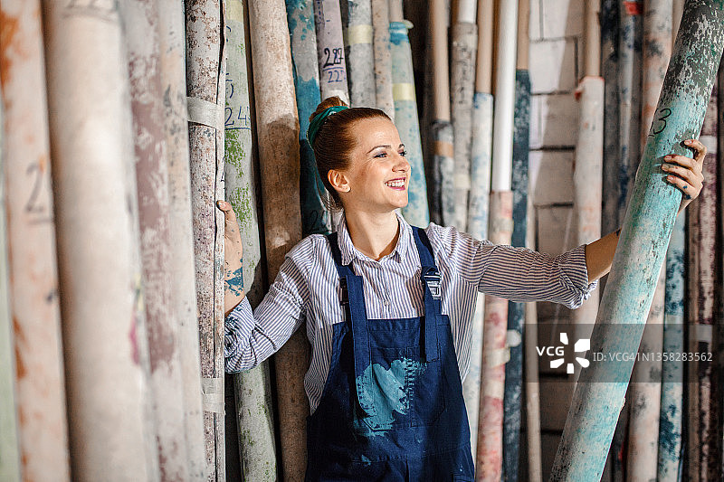 在彩色壁纸前的美丽女艺术家肖像图片素材