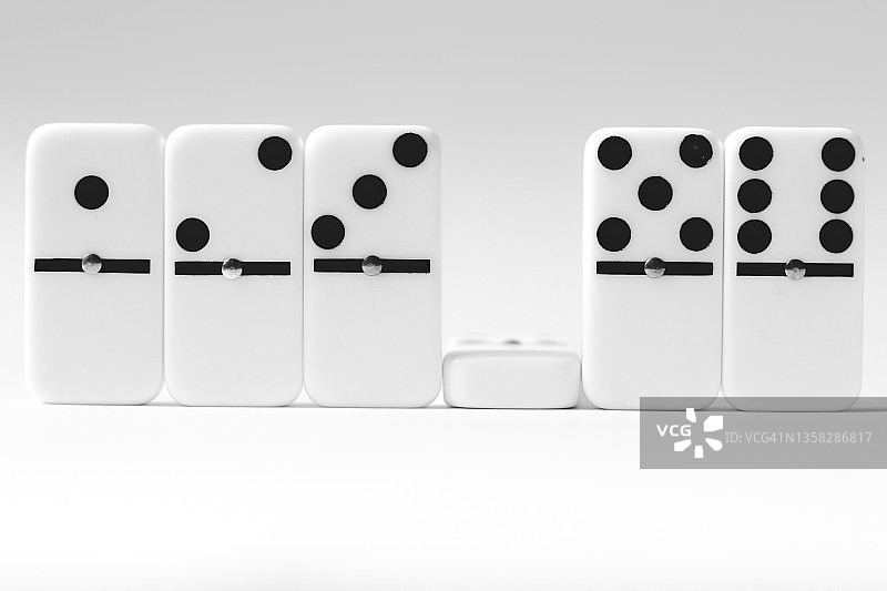 桌子上的多米诺骨牌图片素材