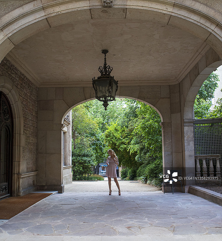 拱门下的年轻女人图片素材