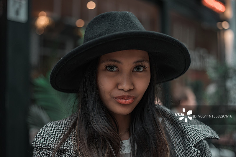 美丽的深色头发女模特肖像图片素材