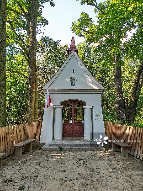 乡村地区的白色教堂图片素材