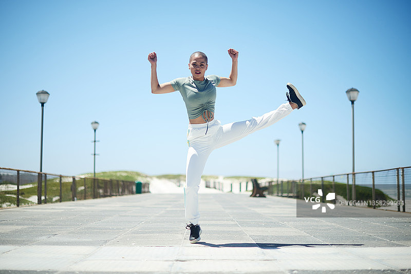 年轻女子在城市里跳舞图片素材