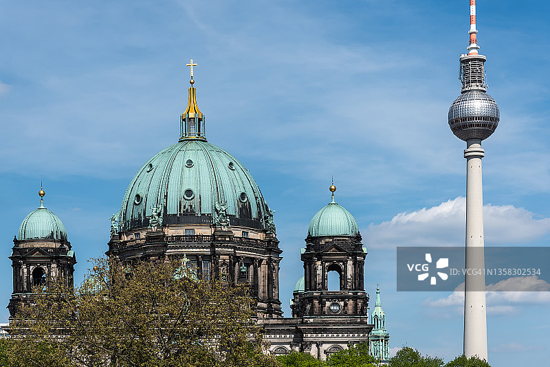 德国柏林大教堂与电视塔图片素材