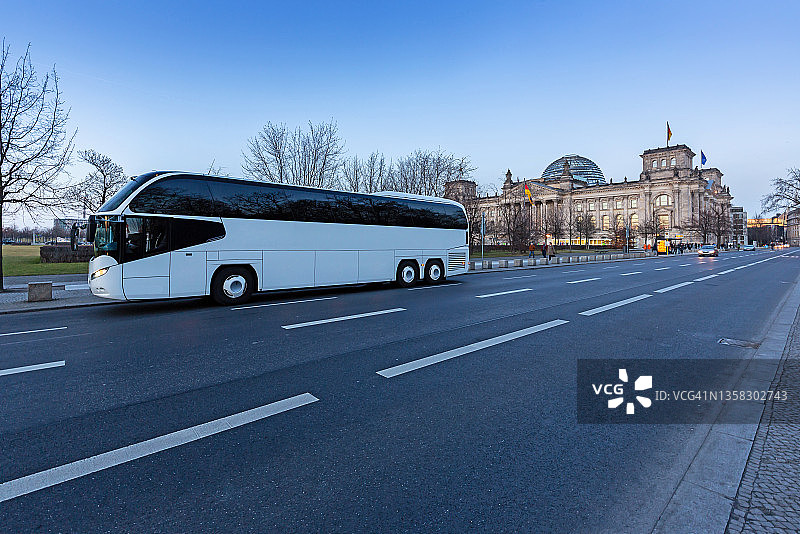 带有大型巴士的德国国会大厦图片素材