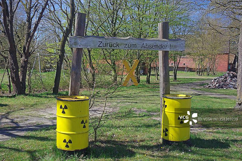 德国下萨克森州温德兰的黄色桶，反对核废料图片素材
