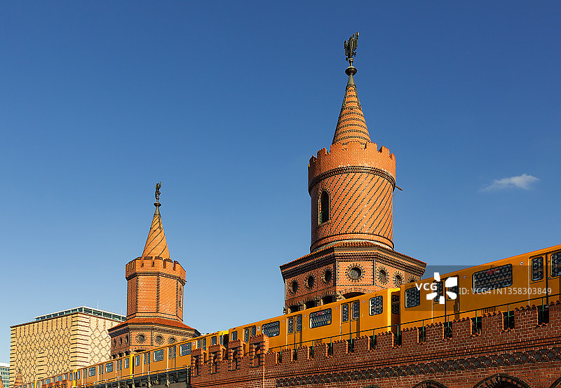 德国柏林克罗伊茨贝格和弗里德里希斯海因之间的上包姆桥图片素材