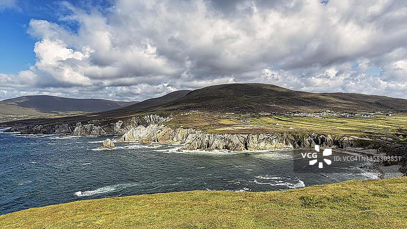 爱尔兰阿基尔岛南部阿什莱姆湾悬崖海湾景观图片素材
