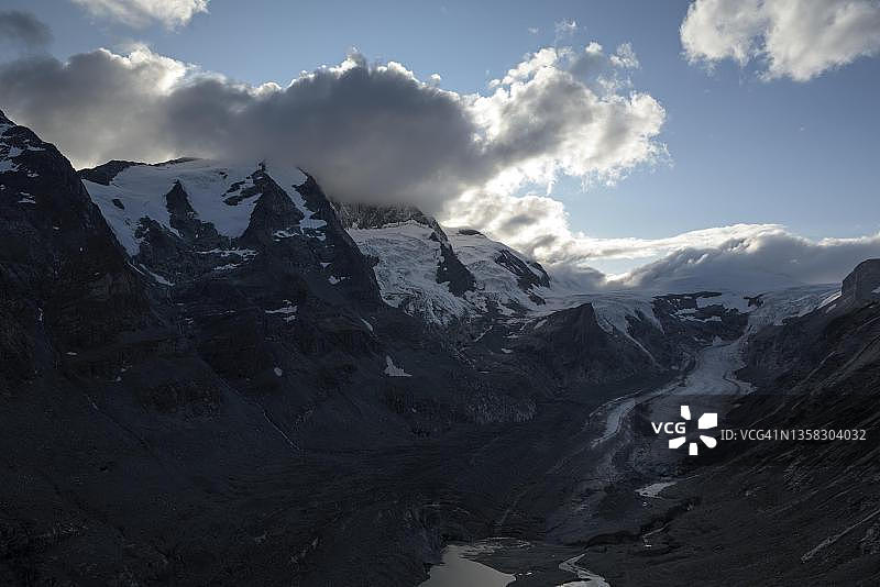 从奥地利卡林西亚大格洛克纳山阿尔卑斯高山公路的弗朗茨-约瑟夫高地眺望帕斯特泽冰川图片素材