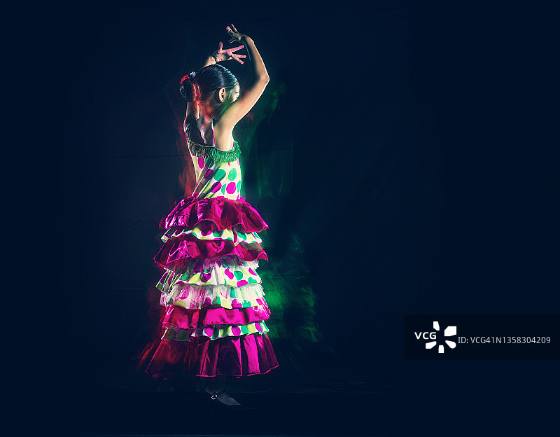 黑色背景上的七岁弗拉门戈舞者图片素材