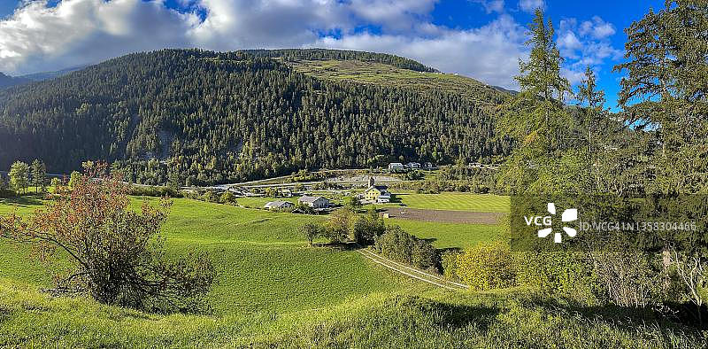 瑞士格里松州下恩加丁，特施林，圣尼克拉教堂和旅馆景观图片素材