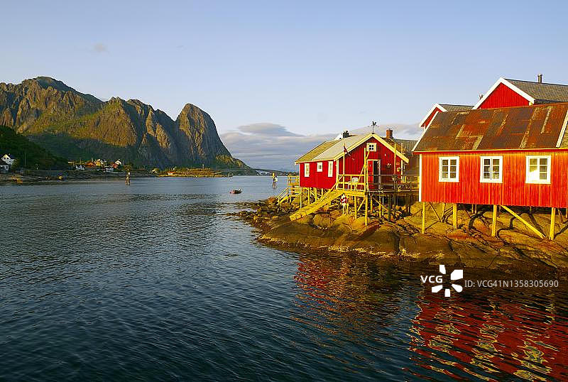 挪威罗弗敦群岛峡湾岸边的红色木屋图片素材