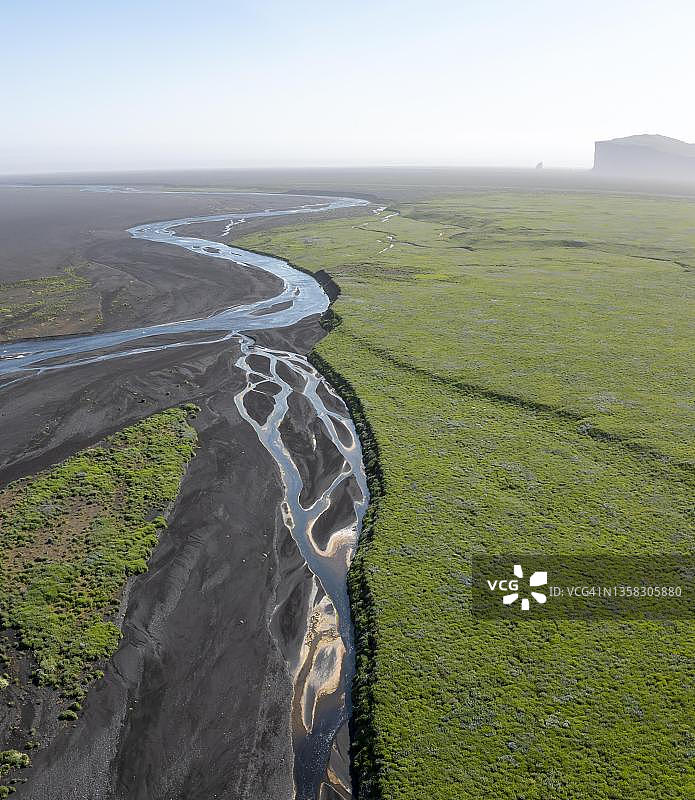 冰岛Sudurland河流与绿色景观冲积平原航拍图片素材