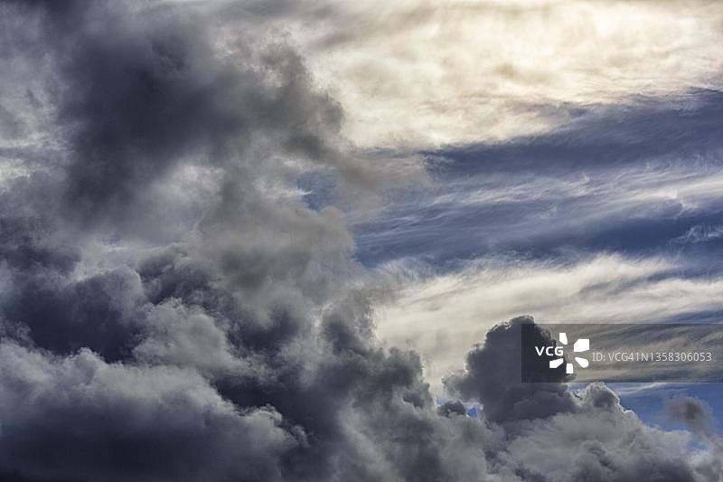 爱尔兰壮丽多云天空与雨云图片素材