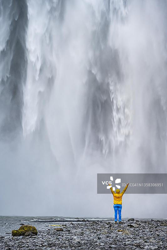 人像摄影：冰岛南部斯科加瀑布壮丽景观图片素材