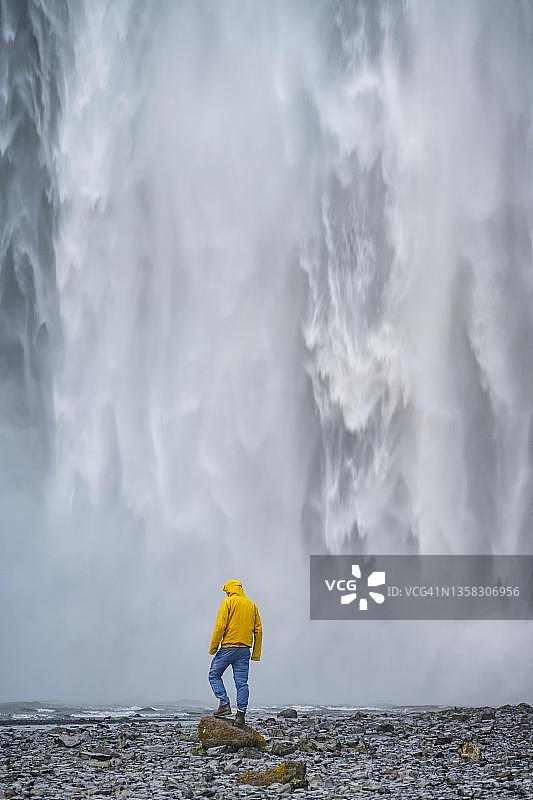 人像摄影：冰岛南部斯科加瀑布壮丽景观图片素材