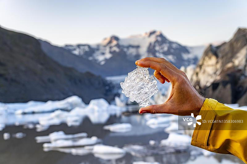 手持冰岛冰川冰图片素材