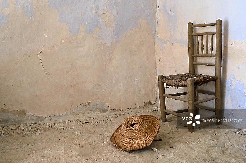 西班牙安达卢西亚老房子里的传统西班牙草帽椅图片素材