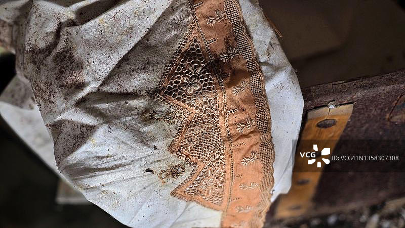 白色脏污连衣裙，手工刺绣橙色下摆，西班牙安达卢西亚图片素材