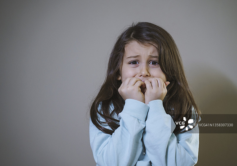 惊恐的小女孩特写图片素材