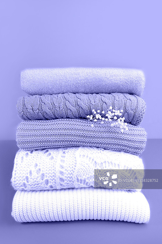 紫色针织毛衣堆叠特写，2022年度流行色图片素材