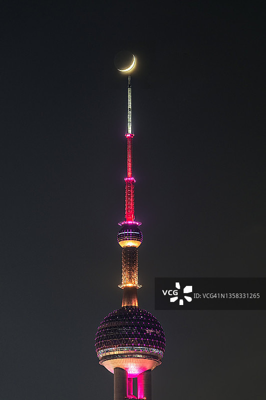 东方明珠塔顶的新月图片素材