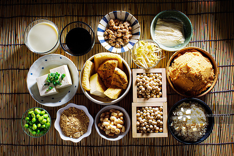 用大豆制成的纯素食品，是日本家庭常用的烹饪食材图片素材