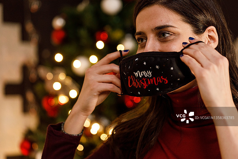 佩戴圣诞主题口罩的年轻女子头像图片素材