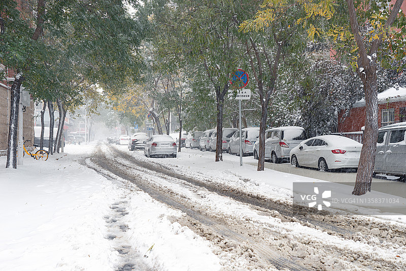 下雪天的城市街道图片素材