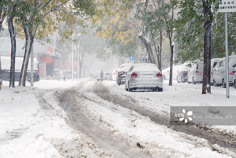 下雪天的城市街道图片素材
