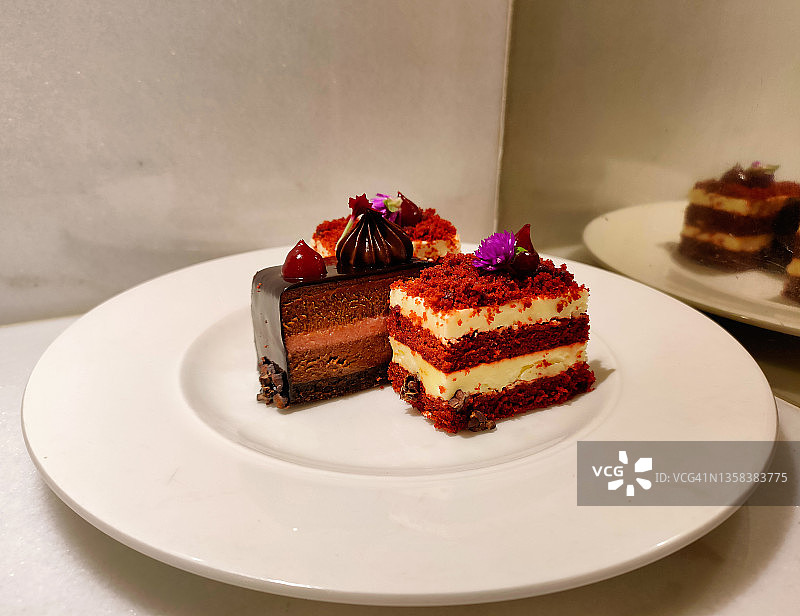 红色天鹅绒巧克力蛋糕图片素材