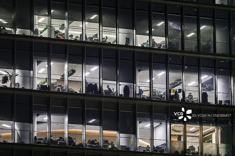 夜间办公楼窗户图片素材