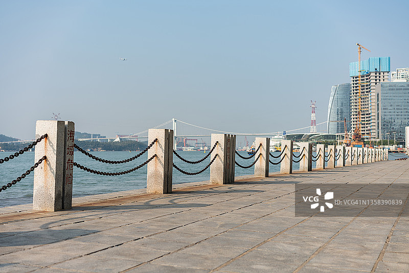 海岸边的石制铁链栏杆图片素材