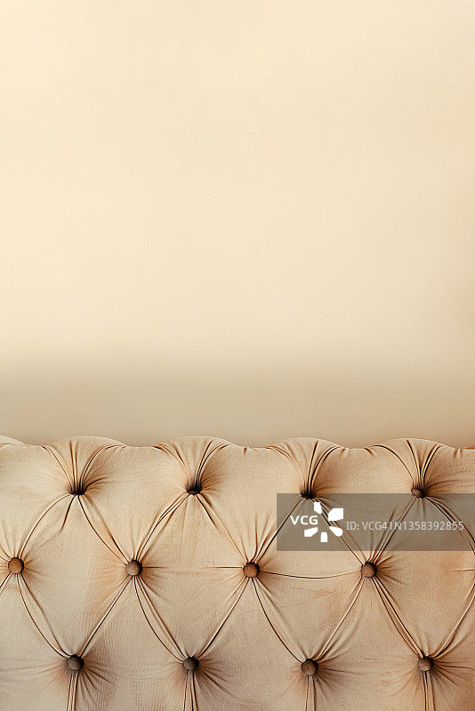 美丽的米色纹理天鹅绒沙发图片素材