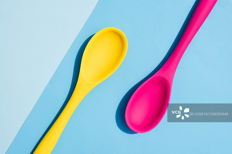 蓝色背景上的彩色硅胶勺图片素材