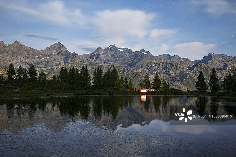 意大利阿尔卑斯山皮埃蒙特午夜景色图片素材