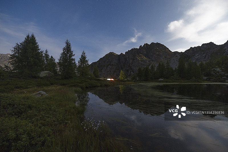 意大利阿尔卑斯山皮埃蒙特午夜景色图片素材