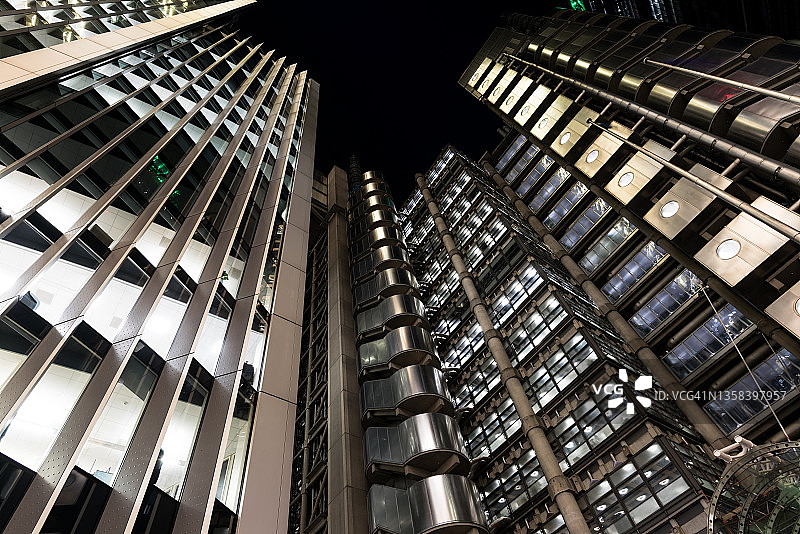 夜晚伦敦城市中灯火通明的办公楼仰视图片素材