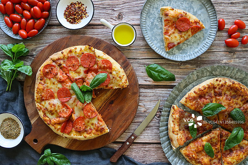 披萨：意大利辣香肠和玛格丽特图片素材