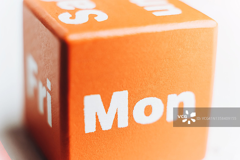 印有星期几的橙色骰子图片素材