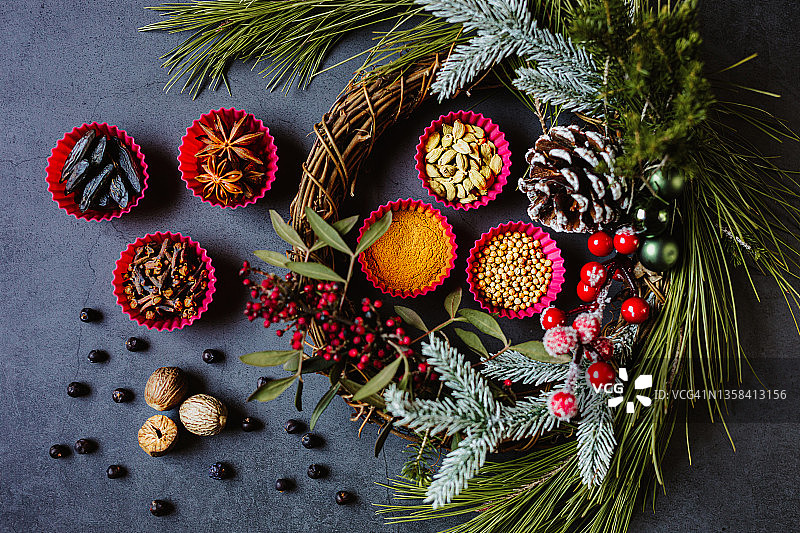 圣诞节香料与粉色玛芬烘焙模具图片素材