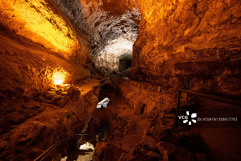 兰萨罗特岛绿色洞穴，西班牙加那利群岛地下熔岩隧道图片素材