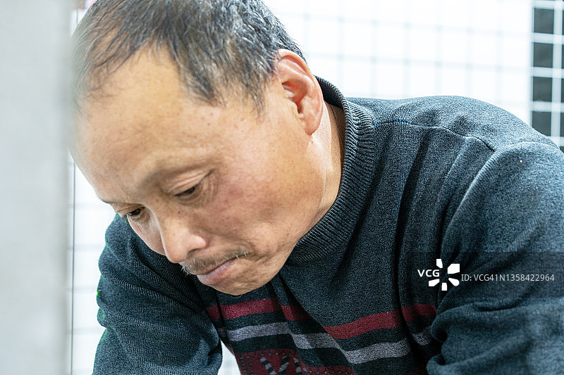 中年男人努力工作图片素材