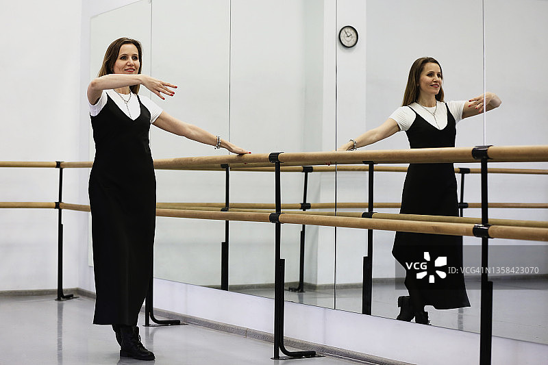 在芭蕾舞教室跳舞的年轻女子图片素材