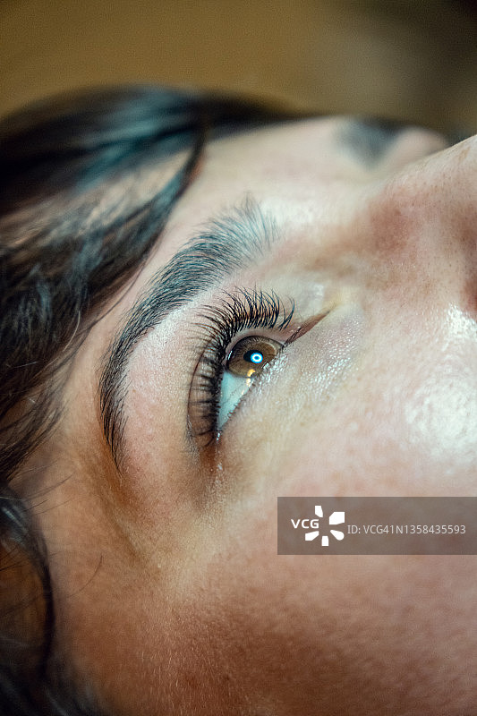 美容师在家为顾客贴假睫毛图片素材