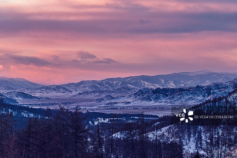 冬日粉紫色调山谷日落：阿尔泰山脉图片素材