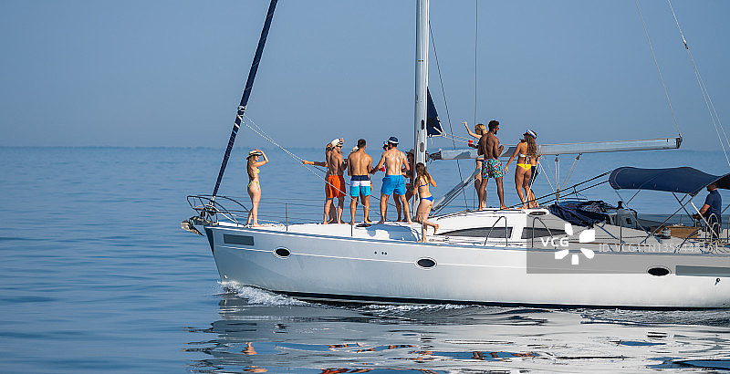 在帆船上聚会的年轻人团队图片素材