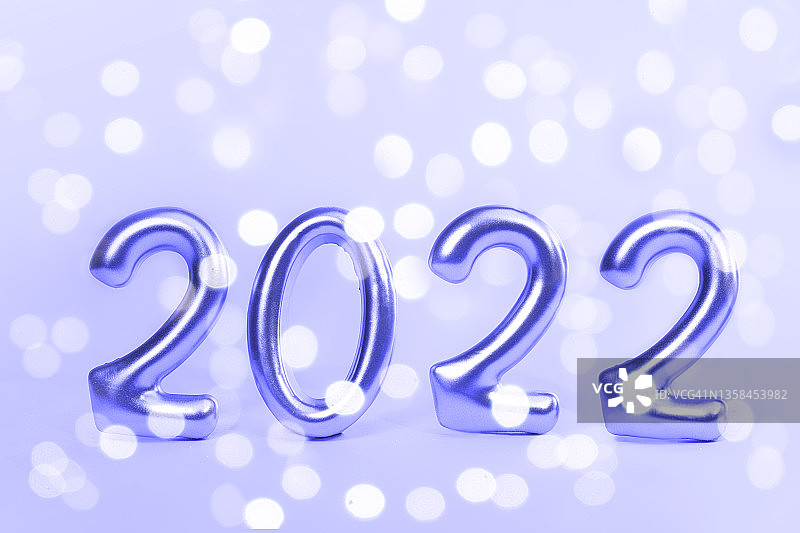 2022字样，采用年度流行色长春花紫色背景图片素材