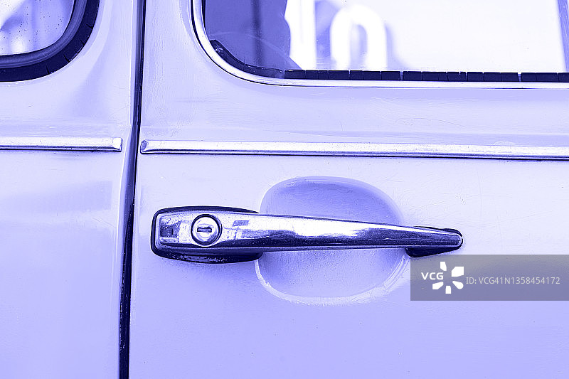 2022年度代表色长春花紫汽车的后侧视图图片素材