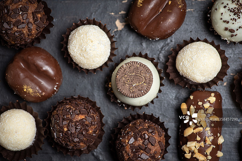 自制豪华巧克力果仁糖图片素材