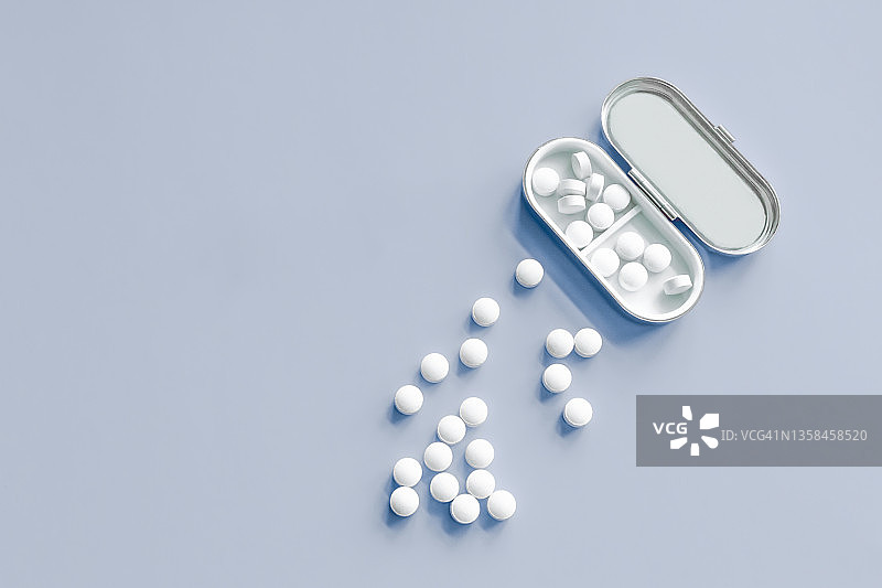 蓝色背景上的白色药丸图片素材